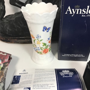 Vintage, original Aynsley China Vase im Bauerngarten Design,H 16cm,Blumen,Schmetterlinge (1),verpackt,