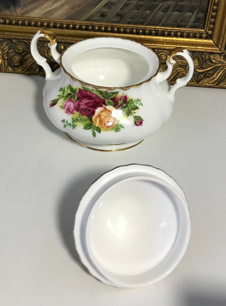 marked 1962 bone china Vintage Royal Albert Old country roses round leaded sugar bowl