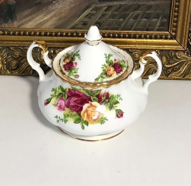 marked 1962 bone china Vintage Royal Albert Old country roses round leaded sugar bowl