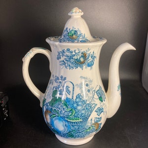 Vintage Mason&#39;s ironstone large coffee pot/teapot fruit basket ,white and blue with fruits hand painted proof decoration,made in England