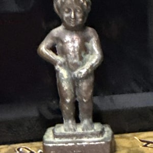 20th century Bronzefigur Junge auf Standfuß aus Messing