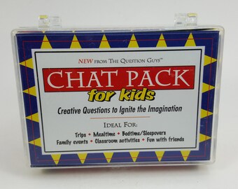 Könnte beinhalten: Eine blaue und gelbe Schachtel mit dem Text "CHAT PACK for kids" und "Creative Questions to Ignite the Imagination". Die Schachtel enthält auch den Text "IDEAL FOR: Trips, Mealtime, Bedtime/Sleepovers, Family events, Classroom activities, Fun with friends".