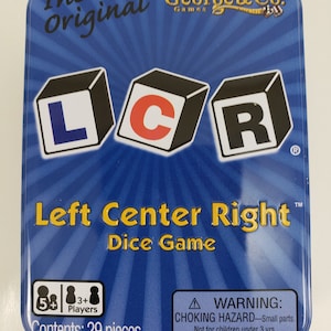 以下が含まれることがあります： George & Co.のダイスゲーム「LCR Left Center Right」が入った青い長方形の金属製缶。表面にはL、C、Rの文字が書かれた3つの黒いサイコロ、3人以上のプレイヤーを示すアイコン、5歳以上の対象年齢、および窒息の危険性に関する警告ラベルが記載されています。