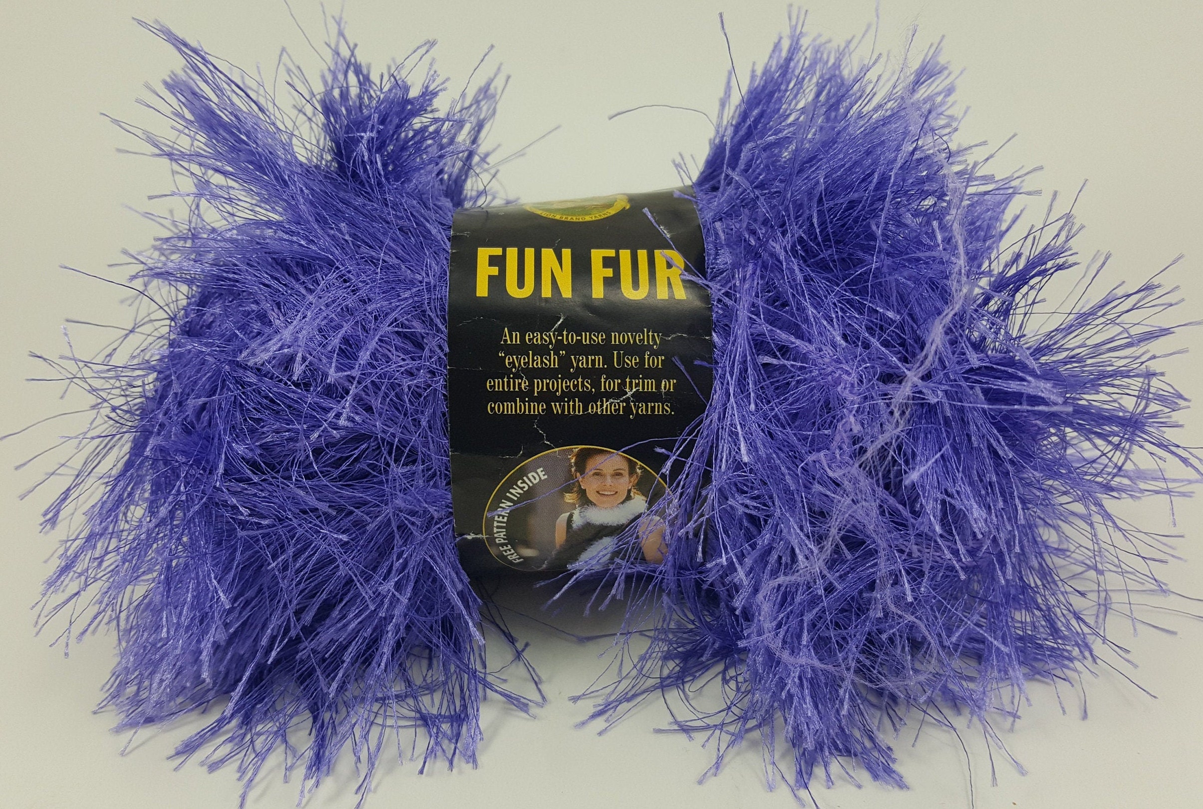 Lion Brand Fun Fur #191 "Violett" Garn - 2 Stränge ."