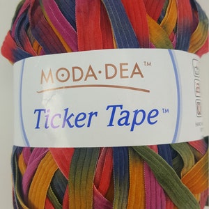 Pode incluir: Uma bola de fio Moda Dea Ticker Tape em um padrão degradê multicolorido. O fio é feito de um tecido macio e elástico, perfeito para artesanato.