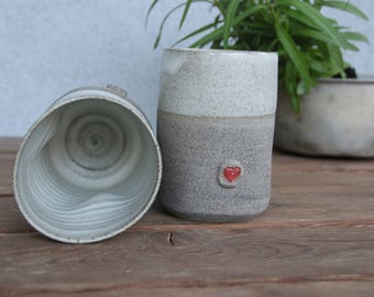 Set von zwei Keramik Kaffeebecher ohne Griffe - 2 Keramiktassen mit Herzen Hochzeitsgeschenk - Jubiläumsgeschenkidee