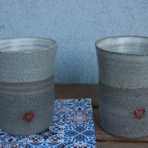 set van twee koffiemokken aardewerk koffiemokken met een rood hart steengoed set van twee koffiemokken koffiekopjes afbeelding 6