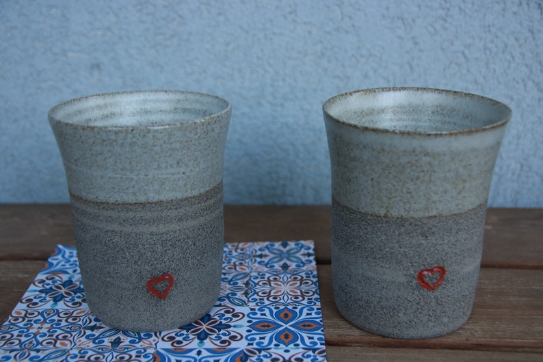 set van twee koffiemokken aardewerk koffiemokken met een rood hart steengoed set van twee koffiemokken koffiekopjes afbeelding 6