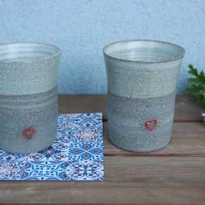 set van twee koffiemokken aardewerk koffiemokken met een rood hart steengoed set van twee koffiemokken koffiekopjes afbeelding 1