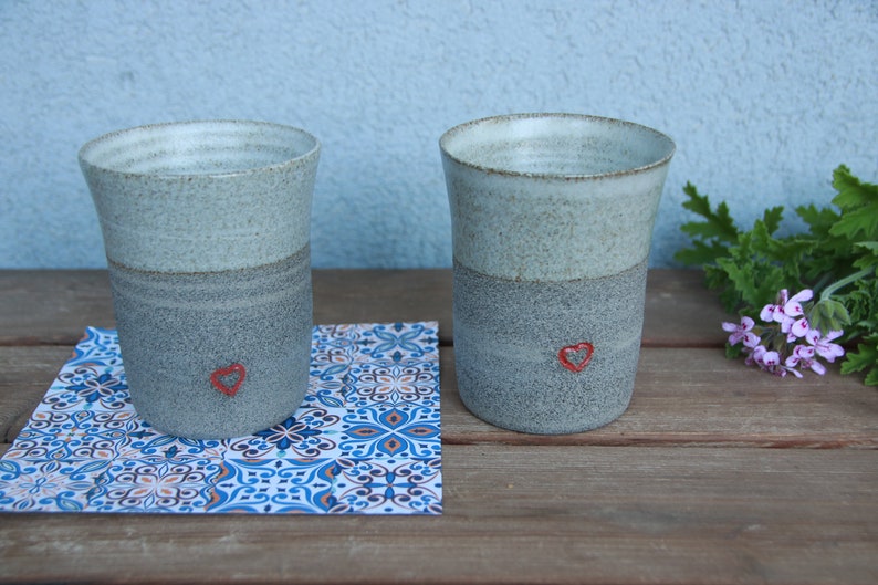 set van twee koffiemokken aardewerk koffiemokken met een rood hart steengoed set van twee koffiemokken koffiekopjes afbeelding 1