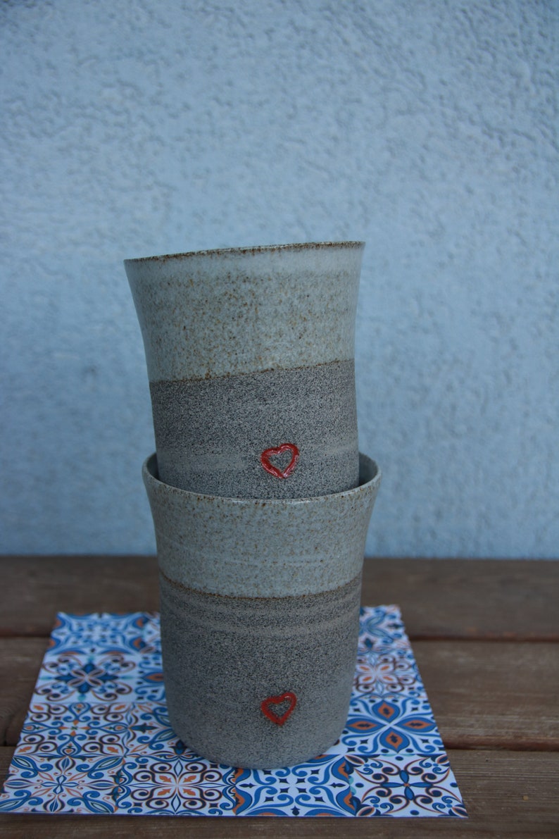 set van twee koffiemokken aardewerk koffiemokken met een rood hart steengoed set van twee koffiemokken koffiekopjes afbeelding 7