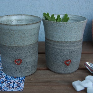 set van twee koffiemokken aardewerk koffiemokken met een rood hart steengoed set van twee koffiemokken koffiekopjes afbeelding 3