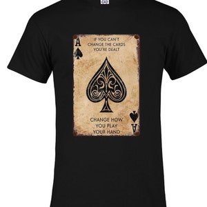 Aas schoppen T-shirt, als je de kaarten die je krijgt niet kunt veranderen, verander dan hoe je je hand speelt T-shirt Quotes Unisex T-shirt Maat S-5XL