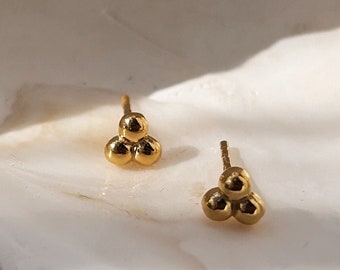 Boubbles - Boucles d'oreilles à tige délicates à trois sphères en argent sterling plaqué or. Petites boucles d’oreilles en perles d’or. Bijoux minimalistes. Boucles d'oreilles de tous les jours