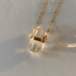 Collana in oro con cristallo di quarzo ialino naturale a doppia punta. Ciondolo in oro con cristallo di alta qualità. Collana curativa. Meditazione.