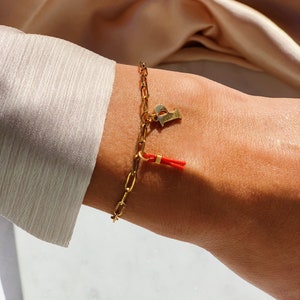 Lucky You - Pulseira de corrente com letras douradas e cordão vermelho da sorte. Pulseira com berloque de proteção vermelha e inicial. Joia personalizada. Pulseira com letras.