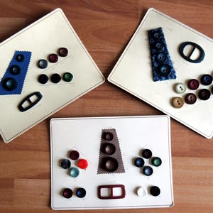 Trois cartes d'échantillons vintage pour boutons et boucles