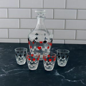 Carafe vintage avec combinaison de cartes à jouer et 4 verres à shot Fabriqués en France par Luminarc
