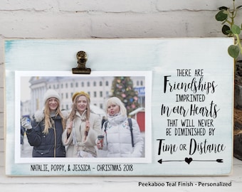 Freund Umzugsgeschenk, Freundschaften werden in unserem Herzen Personalisierter Rahmen, Lang Distanz Bestie Geschenk, Miss You College Bester Freund geprägt