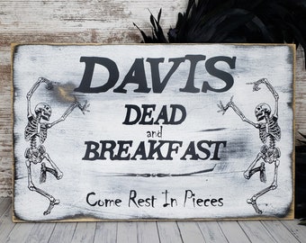 Letrero de bienvenida de esqueleto bailando de Dead and Breakfast, decoración rústica personalizada y perfecta para Halloween, bandeja escalonada, letrero de corona de Halloween