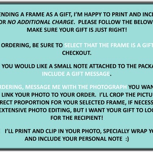 K&ouml;nnte beinhalten: Ein t&uuml;rkisfarbener Textkasten mit wei&szlig;em Text, der erkl&auml;rt, wie man ein gerahmtes Foto als Geschenk bestellt. Der Text enth&auml;lt Anweisungen, wie man eine pers&ouml;nliche Notiz einf&uuml;gt und wie der Verk&auml;ufer das Foto zuschneidet, damit es in den Rahmen passt.