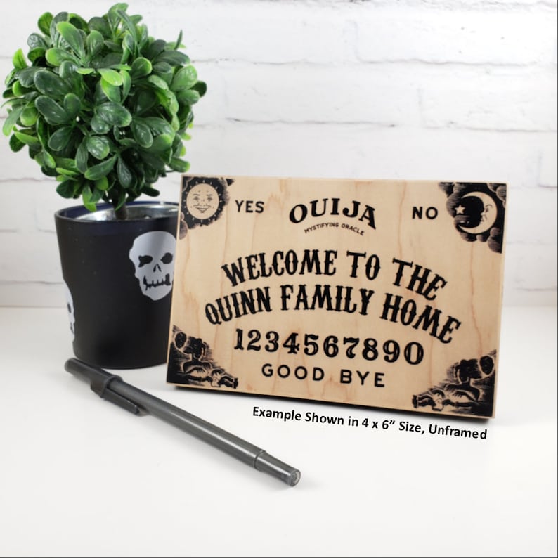 Pu&ograve; includere: Un tabellone Ouija in legno con scritte nere che recita "Welcome to the Quinn Family Home". Il tabellone include i numeri 0-9, le parole "Yes", "No" e "Good Bye". Il tabellone misura circa 10 x 15 cm.