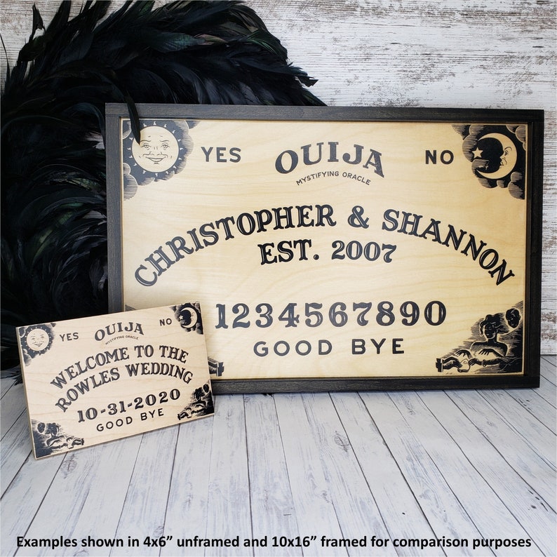 Pu&ograve; includere: Una tavola Ouija in legno con scritte nere e una cornice scura. La tavola include le parole "Christopher & Shannon Est. 2007" e numeri. Un cartello pi&ugrave; piccolo recita "Welcome to the Rowles Wedding 10-31-2020."
