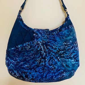 Cartera. Bolso bandolera estilo hobo confeccionado con una combinación de batik de algodón y denim