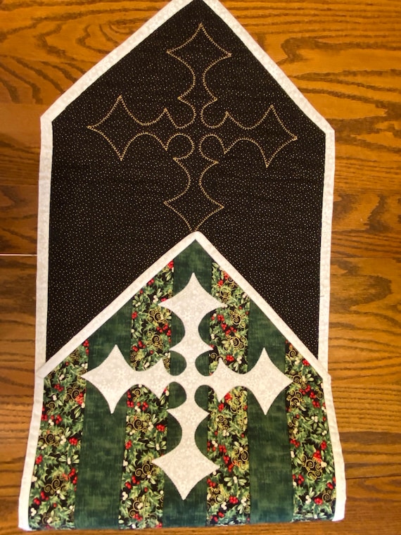 Quilted Christmas Table Runner: Green Stripe, Appliqué Star