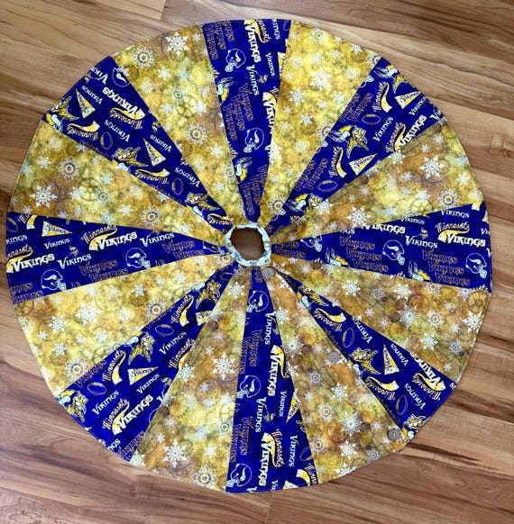 Minnesota Christmas Tree Skirt: Reversible Cotton 40" Diameter