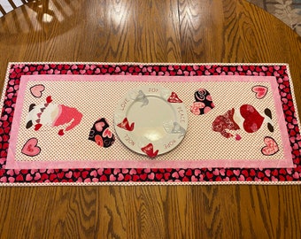 Gnome table runner for your Valentine decor, approx 41” by 17”. Plate not included.