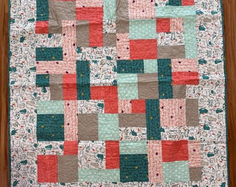 Kattenquilt 119 x 142 cm, handgemaakte quilt met doorgestikt kattenmotief en garen.