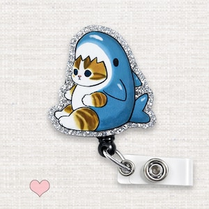 Porta credencial retráctil con disfraz de tiburón gato, porta credencial retráctil con divertido tiburón gatito, porta credencial de enfermera, clip de identificación para personal sanitario, regalo para amantes de los gatos