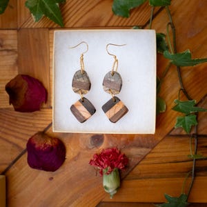 Boucles d&#39;oreilles pendantes en mosaïque de bois : bijoux géométriques légers