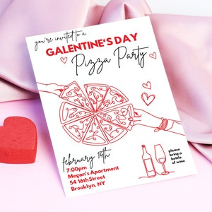 以下が含まれることがあります： 白い招待状に赤い文字で「you're invited to a Galentine's Day Pizza Party」と書かれており、テキストの両側に赤いハートがあります。カードには、ピザの線画と、ピザの切れ端をつかむ手が描かれています。カードの下部には、「February 19th, 7:00pm, Megan's Apartment, 54 16th Street, Brooklyn, NY. Please bring a bottle of wine.」と書いてあります。