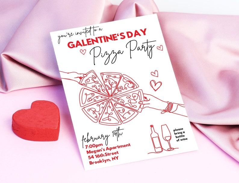 以下が含まれることがあります： 白い招待状に赤い文字で「you're invited to a Galentine's Day Pizza Party」と書かれており、テキストの両側に赤いハートがあります。カードには、ピザの線画と、ピザの切れ端をつかむ手が描かれています。カードの下部には、「February 19th, 7:00pm, Megan's Apartment, 54 16th Street, Brooklyn, NY. Please bring a bottle of wine.」と書いてあります。