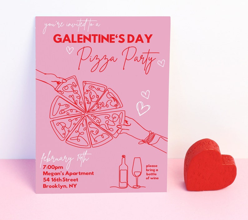 以下が含まれることがあります： ピンクの招待状に赤い文字で「you're invited to a Galentine's Day Pizza Party」と書かれており、2つの手がピザの切れ端を持っている線画が描かれています。テキストには「February 14th, 7:00pm, Megan's Apartment, 54 16th Street, Brooklyn, NY」と「please bring a bottle of wine」も含まれています。
