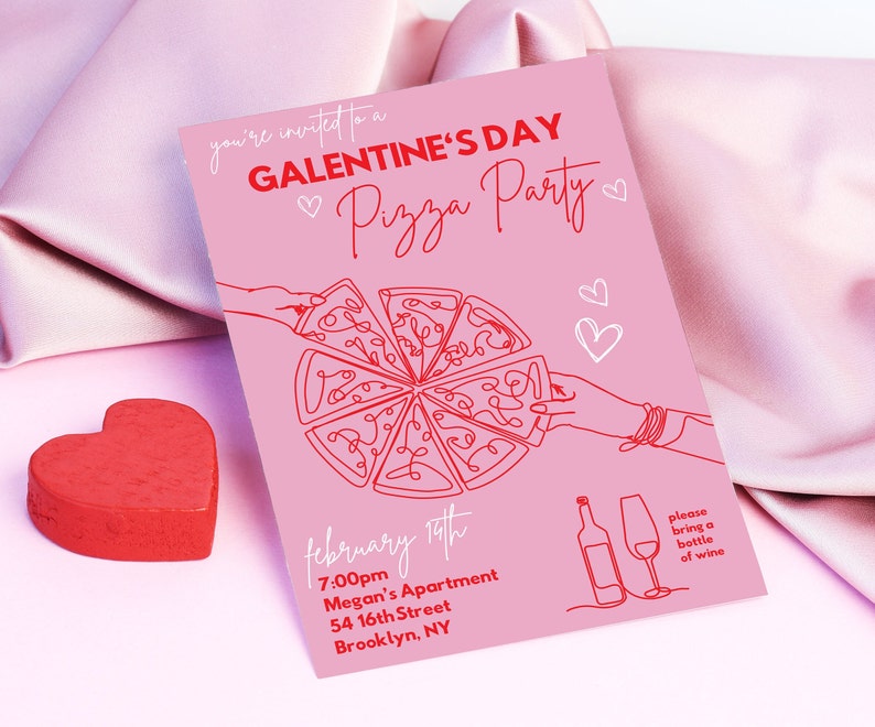以下が含まれることがあります： ピンクの招待状に、赤い文字で「Galentine's Dayピザパーティーへようこそ」と書かれています。カードには、ハートのついたピザの線画と、「2月19日、午後7時、Megan's Apartment、54 16th Street、Brooklyn、NY」と「ワインを1本お持ちください」というテキストが書かれています。