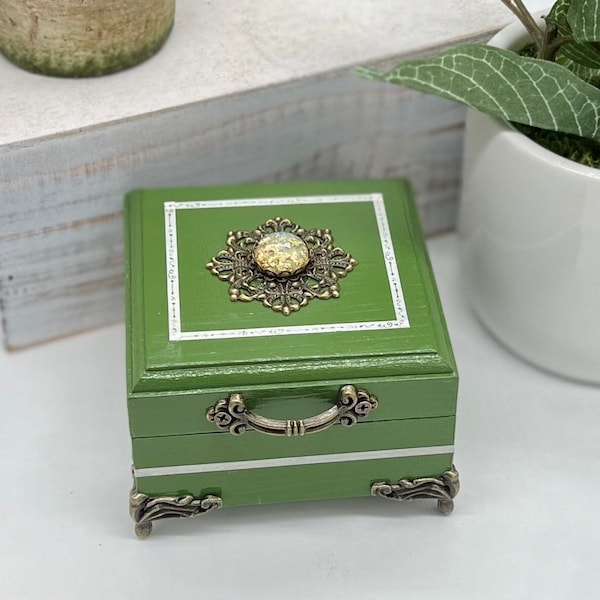 Small Moss Green Victorian Style Trinket Box, Green Keepsake Box, Green Shelf Decor, Antique Style Jewelry Box, Magnetic Closure, Ring Box