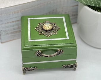 Small Moss Green Victorian Style Trinket Box, Green Keepsake Box, Green Shelf Decor, Antique Style Jewelry Box, Magnetic Closure, Ring Box