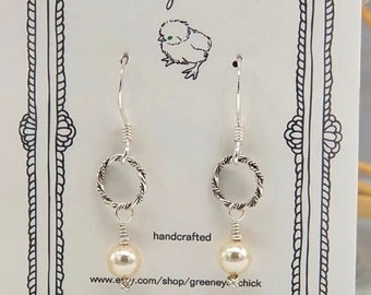 silver and pearl drop earrings, dainty silver hanging earring with mother of pearl beads