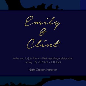 Pu&ograve; includere: Un invito di nozze blu navy con lettere dorate. L'invito recita "Emily & Clint" e include la data e l'ora del matrimonio: "July 18, 2020 at 7 O'Clock". La location &egrave; indicata come "Night Garden, Hampton".