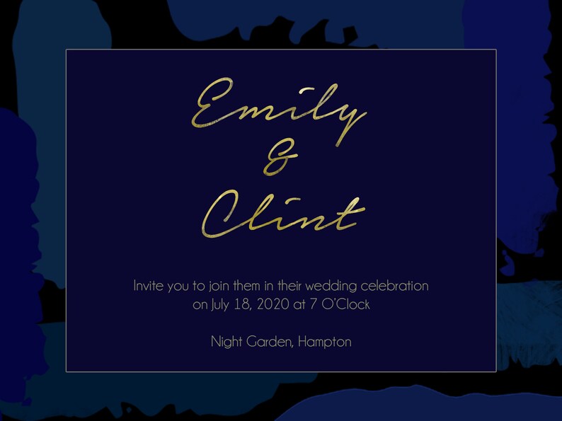 Pu&ograve; includere: Un invito di nozze blu navy con lettere dorate. L'invito recita "Emily & Clint" e include la data e l'ora del matrimonio: "July 18, 2020 at 7 O'Clock". La location &egrave; indicata come "Night Garden, Hampton".