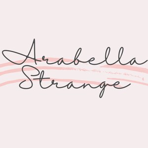 Pu&ograve; includere: Un logo scritto a mano con il testo "Arabella Strange" in corsivo nero. Il testo &egrave; sovrapposto a due pennellate rosa.