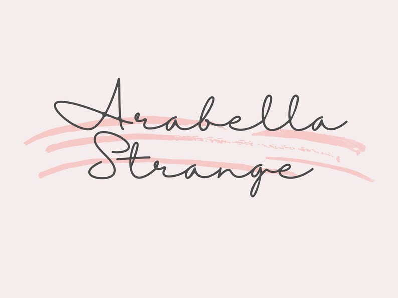 Pu&ograve; includere: Un logo scritto a mano con il testo "Arabella Strange" in corsivo nero. Il testo &egrave; sovrapposto a due pennellate rosa.