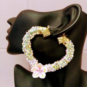 Kolczyki koła z bambusa z ozdobnym sercem hibiskusa, złota biżuteria w stylu retro