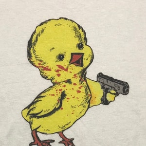 Chicks with Guns seltsames Cartoon T-Shirt