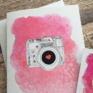 Carte de note d’aquarelle et étiquette de cadeau assortie. appareil photo vintage + coeur image 2