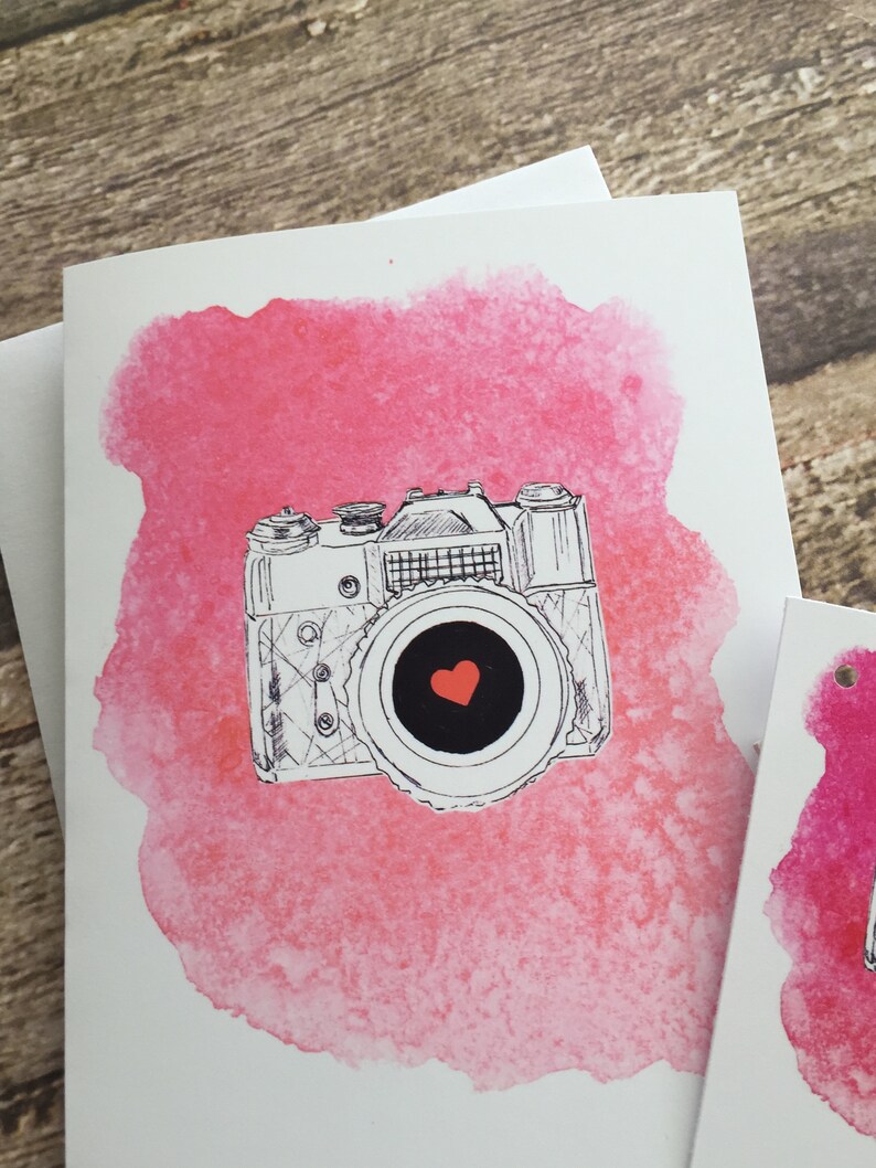 Carte de note d’aquarelle et étiquette de cadeau assortie. appareil photo vintage + coeur image 2
