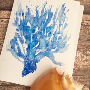 Carte de vœux d’illustration à l’aquarelle et étiquette cadeau assortie. Corail bleu fantaisiste. image 2